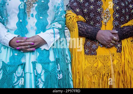 Détail des robes et des mains. À gauche Benita la Intocable , à droite Angela la Folclorista, cholitas femmes lutteurs, El Alto, la Paz, Bolivie Banque D'Images