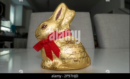 9 mars 2023- chocolat au lait de lapin doré Lindt à Surrey, Colombie-Britannique Canada Banque D'Images