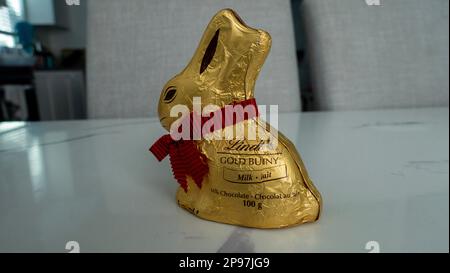 9 mars 2023- chocolat au lait de lapin doré Lindt à Surrey, Colombie-Britannique Canada Banque D'Images