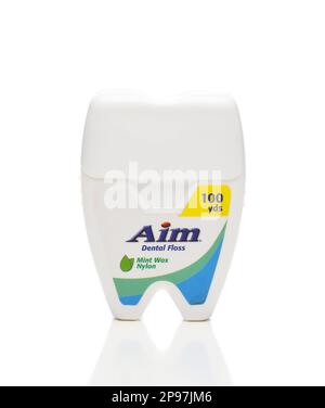IRVINE, CALIFORNIE - 10 MARS 2023: Un paquet de soie dentaire aromatisée à la menthe AIM. Banque D'Images