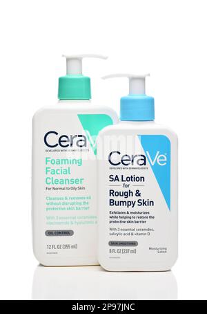 IRVINE, CALIFORNIE - 10 MARS 2023 : deux bouteilles de nettoyant pour le visage CeraVe et de lotion. Banque D'Images