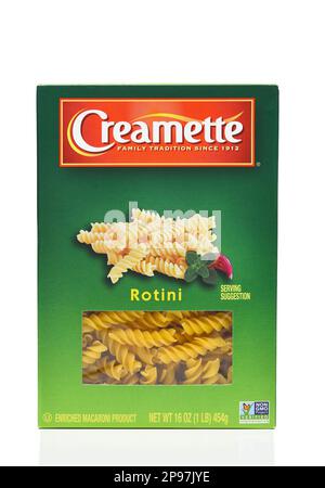 IRVINE, CALIFORNIE - 10 MARS 2023 : une boîte de 16 onces de pâtes de rotini Creamette. Banque D'Images