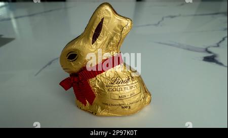 9 mars 2023- chocolat au lait de lapin doré Lindt à Surrey, Colombie-Britannique Canada Banque D'Images