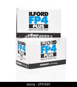 IRVINE, CALIFORNIE - 10 MARS 2023 : deux boîtes de film noir et blanc Ilford FP4 plus 35mm, ISO 125, de Harman Technology. Banque D'Images