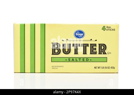 IRVINE, CALIFORNIE - 10 MARS 2023 : un paquet de beurre salé de marque Kroger. Banque D'Images