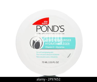 IRVINE, CALIFORNIE - 10 MARS 2023: Un paquet d'hydratant léger de Ponds, avec vitamine E et glycerin. Banque D'Images