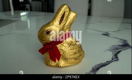9 mars 2023- chocolat au lait de lapin doré Lindt à Surrey, Colombie-Britannique Canada Banque D'Images