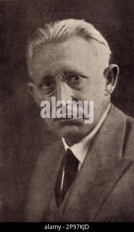 1932 CA , ITALIE : le filogolo italien et fasciste Accademico d'Italia GIULIO BERTONI ( Modène 1878 - Roma 1942 ). Professeur d'université à Roma , Friburg et Torino . Directeur de la section Linguistica della Enciclopedia Italiana TRECCAI ( 1925 - 37 ). Fondateur et recteur de la revue littéraire Archivum Romanicum ( 1917 ) - FILOLOGIA - LETTERATURA - portrait - ritratto - letterato - occhiali - Lens - LINGUISMO - LINGUISTE - LINGUISTA - studio del dialecto --- Archivio GBB Banque D'Images