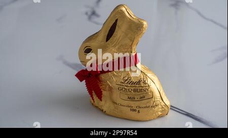9 mars 2023- chocolat au lait de lapin doré Lindt à Surrey, Colombie-Britannique Canada Banque D'Images