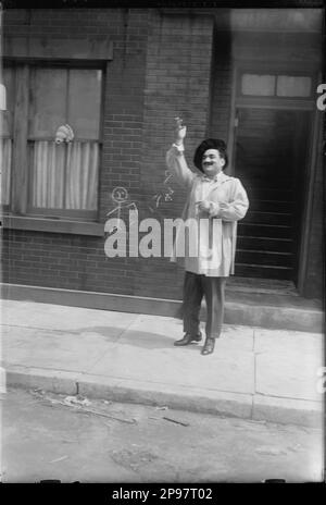 1910 CA, New York , Etats-Unis : le chanteur italien d'opéra tenore ENRICO CARUSO ( Napoli 1873 - 1921 ) lors d'un regersal pour un rôle de film silencieux . - MUSICA CLASSICA - CLASSIQUE - MUSIQUE - portrait - ritratto - cappello - chapeau - bachigi - moustache - TENORE - OPERA LIRICA - TEATRO - THÉÂTRE - film - saluto - salutation ---- Archivio GBB Banque D'Images