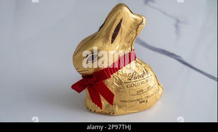 9 mars 2023- chocolat au lait de lapin doré Lindt à Surrey, Colombie-Britannique Canada Banque D'Images