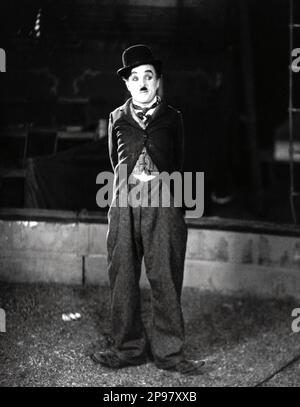 1928 : l'acteur et réalisateur SILENCIEUX CHARLES CHAPLIN ( 1889 - 1977 ) . Le film muet PRIMÉ de Charlie Chaplin en 1928 LE CIRQUE ( il Circo ) célèbre Chaplin comme un tramp qui tombe amoureux de la fille acrobatique d'un propriétaire de cirque. Lors de la première remise des prix de l'Académie sur 16 mai 1929, Chaplin a reçu la statuette spéciale pour sa « véracité et génie » en agissant, écrivant, Réalisation et réalisation DU CIRQUE - CINÉMA - FILM - portrait - ritrato - Hat - cappello - regista camografico - attore - comico - tie - cravatta - col - colletto ---- Archivio GBB AR Banque D'Images