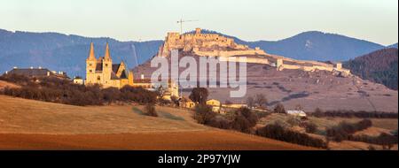 Vue panoramique sur le château de Spas et la cathédrale Saint-Martin au coucher du soleil. Banque D'Images