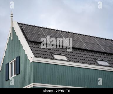Façade de maison hollandaise moderne avec panneaux solaires, système photovoltaïque installé sur le toit Banque D'Images