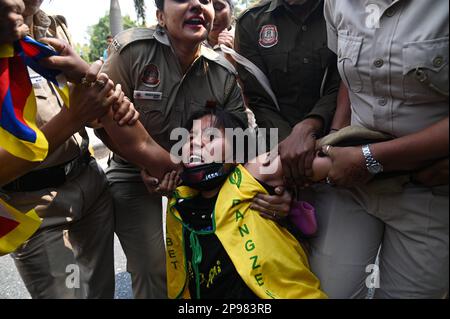 New Delhi, Delhi, Inde. 10th mars 2023. Des policiers ont détenu un jeune militant du Congrès de la jeunesse tibétaine lors d'une manifestation organisée pour marquer l'anniversaire de la Journée nationale du soulèvement tibétain de 64th devant l'ambassade chinoise à New Delhi. (Credit image: © Kabir Jhangiani/ZUMA Press Wire) USAGE ÉDITORIAL SEULEMENT! Non destiné À un usage commercial ! Banque D'Images