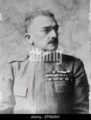 1920 CA : l'italianGenerale et un Maréchal d'Italie ARMANDO DIAZ ( 1861 - 1928 ) . La bataille de Caporetto, en octobre 1917, a été désastreuse pour l'armée, et sur 8 novembre 1917, il a été appelé à succéder à Cadorna comme chef d'état-major général. Récupéré ce qui restait de l'armée, il organisa la résistance sur le mont Grappa et à la bataille de la rivière Piave. En 1918, il a dirigé les troupes italiennes dans la bataille de Vittorio Veneto, et dans son célèbre bollettino della Vittoria (adresse de la victoire) il a communiqué le sort de l'armée autrichienne et le succès des Italiens. Sur 1 novembre 1921 Diaz était à Kan Banque D'Images