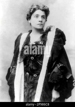 Le célèbre ELEONORA DUSE ( 1858 - 1924 ). DUSE sont la plus célèbre actrice dramatique italienne dans le monde , Célèbre amant du poète italien GABRIELE d'ANNUNZIO - TEATRO - THEATRE - THEATRE - ATTRICE - portrait - ritratto - DIVA - DIVINA - attrice teatrale - d' annunzio - Dannunzio - dentelle - pizzo - chignon - collo - cou --- Archivio GBB Banque D'Images