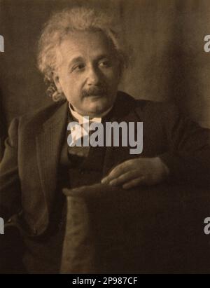 1934 : le physicien allemand ALBERT EINSTEIN ( 1879 - 1955 ) , Prix Nobel 1921 . Photo de Doris Ulmann - foto storiche - foto storica - scienziato - scientifique - portrait - ritratto - physique - FISICA - FISICO - SCIENZA - SCIENCE - bachigi - moustache - PREMIO NOBEL PER LA FISICA - Atomica - Atomo - scienziato - génie - genio - cravatta - Cravate - collier - colletto - baffi - moustache --- Archivio GBB Argenzia Banque D'Images
