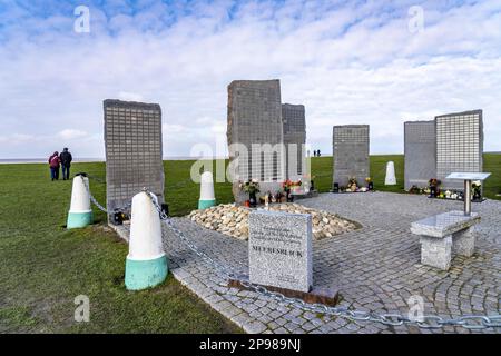 Meeresblick mémorial, stelae au port de Norddeich, avec les noms de morts enterrés ici au large de la côte, en mer, enterrement en mer, Basse-Saxe, G Banque D'Images