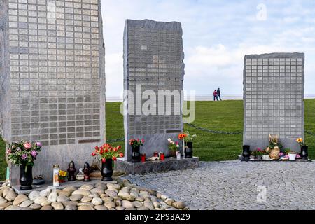 Meeresblick mémorial, stelae au port de Norddeich, avec les noms de morts enterrés ici au large de la côte, en mer, enterrement en mer, Basse-Saxe, G Banque D'Images