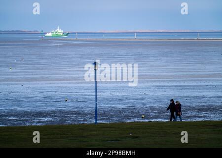 Digue de la mer du Nord, près du village de Neuharlingersiel, ferry pour l'île de Spiekeroog, Basse-Saxe, Allemagne Banque D'Images