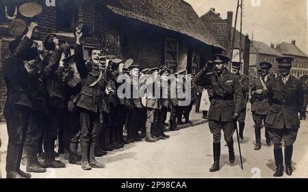 1918 CA , France : le roi GEORGE V du Royaume-Uni ( Prince de Cornouailles et York , 1865 - 1936 ) pendant la première Guerre mondiale en France . Fut le premier monarque britannique appartenant à la Maison de Windsor, qu'il créa à partir de la branche britannique de la Maison allemande de Saxe-Coburg-Gotha. En plus d'être roi du Royaume-Uni et des royaumes du Commonwealth, George était aussi l'empereur de l'Inde et le premier roi de l'État libre irlandais. George régna du 6 mai 1910 à la première Guerre mondiale (1914–1918) jusqu'à sa mort en 1936. Fils du roi EDWARD VII d'Angleterre ( 1841 - 1910 , Prince de Galles Banque D'Images