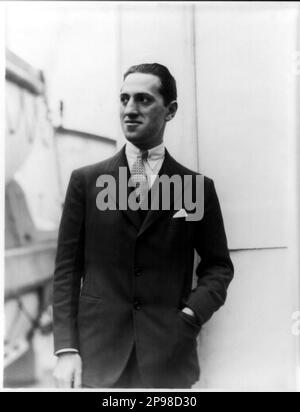 1920's : les compositeurs DE musique GEORGE GERSHWIN ( 1898 - 1937 ) dirigé vers Europ on a Ocean Liner - MUSICAL - Broadway - COMPOSIORE - CLASSICA - CLASSIQUE - PORTRAIT - RITRATTO - MUSICISTA - MUSICA - CRAVATTA - CRAVATE - col - coletto - Transatlantico -- ARCHIVIO GBB Banque D'Images