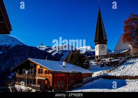 Belle journée ensoleillée dans les Alpes suisses enneigées, avec les meilleures vues sur les montagnes et les villages de montagne, Wengen, Suisse Banque D'Images