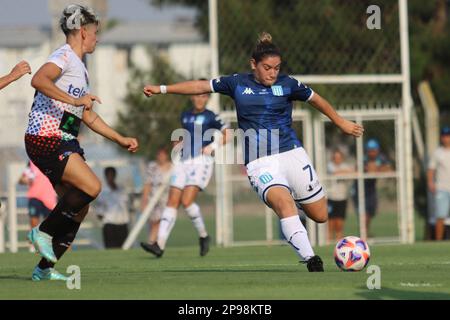 Avellaneda, Argentine, 10, mars 2023. Nazaréna Viola de Racing Club tire à but pendant le match entre Racing Club vs social Atletico Television, match 3, Professional Femenin Soccer League of Argentina 2023 (Campeonato Femenino YPF 2023). Crédit: Fabideciria. Banque D'Images