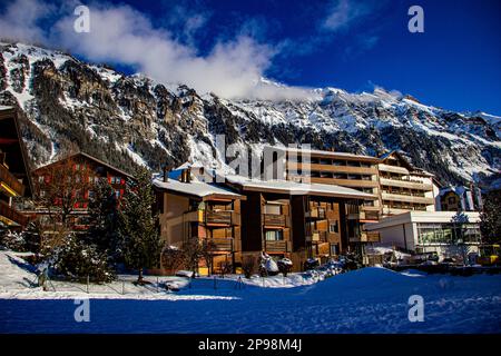 Belle journée ensoleillée dans les Alpes suisses enneigées, avec les meilleures vues sur les montagnes et les villages de montagne, Wengen, Suisse Banque D'Images