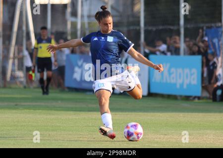 Avellaneda, Argentine, 10, mars 2023. Eugenia Nardone de Racing Club tire à but pendant le match entre Racing Club vs social Atletico Television, match 3, Professional Femenin Soccer League of Argentina 2023 (Campeonato Femenino YPF 2023). Crédit: Fabideciria. Banque D'Images