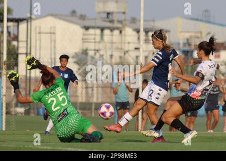 Avellaneda, Argentine, 10, mars 2023. Belen Spenig de Racing Club tire à but pendant le match entre Racing Club vs social Atletico Television, match 3, Professional Femenin Soccer League of Argentina 2023 (Campeonato Femenino YPF 2023). Crédit: Fabideciria. Banque D'Images