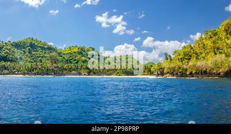 Crystal Bay, Nusa Penida, est une courte promenade en bateau à travers le canal de l'île de Bali et une zone populaire de plongée avec tuba et de plongée, l'Indonésie. Banque D'Images