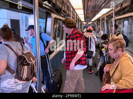 Orlando, Floride, États-Unis. 10th mars 2023. Les voyageurs quittent le tramway à l'aéroport international d'Orlando pendant les vacances de printemps très fréquentées d'Orlando. On s'attend à ce que 7,3 millions de passagers passent par l'aéroport d'Orlando pour les vacances de printemps qui débutent cette semaine dans 18 avril. (Credit image: © Paul Hennessy/SOPA Images via ZUMA Press Wire) USAGE ÉDITORIAL SEULEMENT! Non destiné À un usage commercial ! Banque D'Images