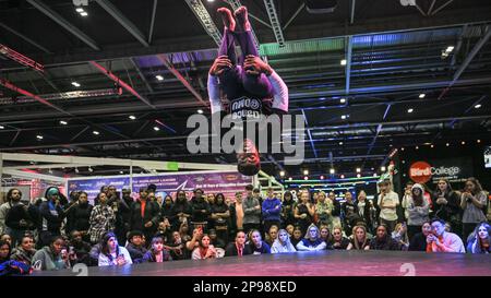 Londres, Royaume-Uni. 10th mars 2023. Un public enthousiaste de danseurs et d'interprètes regarde un talent hip hop sur l'une des plus petites étapes. Ce week-end, des milliers de visiteurs et d'artistes assistent À MOVE IT, un spectacle et une foire populaires de danse et d'arts de la scène au centre d'exposition Excel London. Le spectacle comprend un programme complet de spectacles, de stands de commerce et de vente au détail, de cours, d'événements éducatifs et plus crédit: Imagetraceur/Alamy Live News Banque D'Images