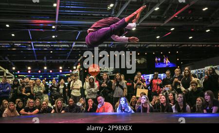 Londres, Royaume-Uni. 10th mars 2023. Un public enthousiaste de danseurs et d'interprètes regarde un talent hip hop sur l'une des plus petites étapes. Ce week-end, des milliers de visiteurs et d'artistes assistent À MOVE IT, un spectacle et une foire populaires de danse et d'arts de la scène au centre d'exposition Excel London. Le spectacle comprend un programme complet de spectacles, de stands de commerce et de vente au détail, de cours, d'événements éducatifs et plus crédit: Imagetraceur/Alamy Live News Banque D'Images