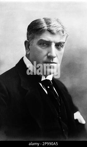 1905 , Paris , France : L'acteur français LUCIEN GUITRY ( Paris 1860 - 1925 ) , père de l'acteur et réalisateur le plus célèbre Saca Guitry ( 1885 - 1957 ) - attore - TEATRO - THEATRE - attore teatrale - Cravatta - tie - Colletto - BELLE EPOQUE --- Archivio GBB Banque D'Images