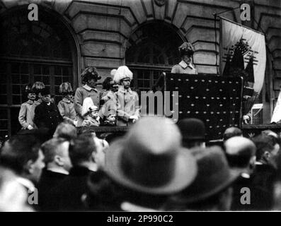 1914 , 6 février , Stockholm , Suède : le roi GUSTAF V de SUÈDE BERNADOTTE ( 1858 - 1950 ) s'exprime contre la politique militaire de son propre gouvernement au Palais Royal de Stockholm . A côté du podium se trouve son frère, le prince CARL de SUÈDE, duc de Vastergotland ( 1861 - 1951 ), son fils, le prince héritier Gustaf Adolf ( futur roi GUSTAV VI ADOLF de Suède , 1882 - 1973 ) et les grands enfants, le prince GUSTAF ADOLF, duc de Vasterbotten ( 1906 - 1947 ) et prince SIGVARD duc d'Uppland ( 1907 - 2002 ) - RE - NOBLESSE - Nobiltà - REALI - ROYALTIES - portrait - ritratto - Maison DE BERNADOTTE Banque D'Images