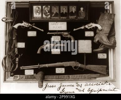 La loi occidentale JESSE JAMES ( Jesse Woodson James 1847 - 1882 ) exibith de canons et d'équipements - Selvaggio WEST - epopea del - FUORILEGGE - bandito - Pistola - Pistole - arma - revolver - Boots - stivalii - cartucciera --- Archivio GBB Banque D'Images