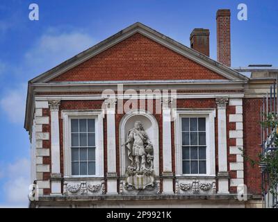 Guildhall historique de Windsor, en Angleterre, avec statue de Prince George, mari de la reine Anne Banque D'Images