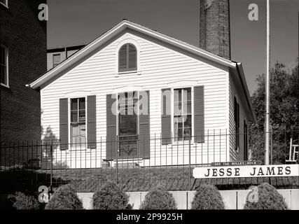 1935 ca : The Western Outlaw JESSE JAMES ( Jesse Woodson James 1847 - 1882 ) . Sur cette photo, la maison de Jesse James House, Twelfth Street & Mitchell Avenue, Saint Joseph, Buchanan County, MISSOURI - - Selvaggio WEST - epopea del - FUORILEGGE - bandito --- Archivio GBB Banque D'Images