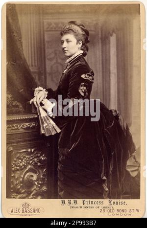 1870 CA , Londres , Angleterre : Princesse LOUISE , Duchesse d'Argyll ( 1848 - 1939 ) le sixième enfant et la quatrième fille de la reine VICTORIA d'Angleterre ( 1819 - 1901 ) . Marié en 1871 avec Lord John Campbell Marquess de Lorne Duc d'Argyll ( 1845 - 1914 ) Gouverneur général du Canada de 1878 à 1883 . Photo de Alex Bassano , Londres - Maison de WINDSOR - Maison de Saxe-Coburg-Gotha - ANGLETERRE - GRANDE-BRETAGNE - royalties - nobili - Nobiltà - portrait - ritratto - regina VITTORIA - velluto - velours - ventilateur - ventaglio - mignon - collier - Colletto - pizzo - dentelle - mode - moda - Vittori d'Epoca Banque D'Images