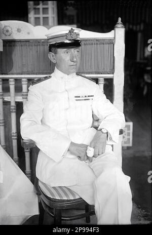 1917 CA , New York , Etats-Unis : le scientifique italien GUGLIELMO MARCONI ( Bologna 1874 - Roma 1937 ) en uniforme militaire de la Marine, inventeur du thélégraphe sans plomb , LAURÉAT DU PRIX NOBEL de physique 1909 , sénateur d'Italie de 1914 , président du CNR ( Centro Nazionale Ricerche ) à partir de 1928 et Accademia d'Italia à partir de 1930 . - TELEGRAFO - SCIENZIATO - FISICA - premio - onde radio - collet - colletto - portrait - ritratto - INVENTORE - INVENZIONE - invention - uniforme divisa militare della Marina - Dito ingessato - WWI - WOLD WAR I - GRANDE GUERRE - GRANDE GUPRIMA - GUERRA MONDIALE - Banque D'Images