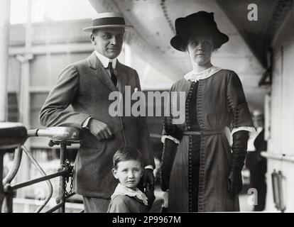 1912 CA , New York , Etats-Unis : le comte CARL Poul Oskar von MOLTKE ( von Moltke-Huitfeldt - af Moltke Hvtfeld , 1869 - 1935 ) avec la femme américaine Cornelia Van Rensselaer Thayer Robb ( 1881- 1960 ) et son comte Carl Adam Moltke ( 1908 -1989 ) . Carl Poul a été ministre danois aux États-Unis en 1908 et ministre danois des Affaires étrangères de 1924 à 1926. Son fils Carl Adam est devenu membre de la clandestinité danoise pendant la Seconde Guerre mondiale . - NOBLESSE - NOBILI - Nobiltà - REALI - ROYALTIES - BELLE EPOQUE - tie - Cravatta - Hat - paglietta - cappello - gants - guanti - transatlantico - nef - Ocean cr Banque D'Images