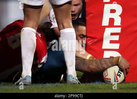 Paul Vaughan, de Warrington Wolves, marque l'essai gagnant de son côté lors du match de la Super League de Betfred au Sewell Group Craven Park, à Hull. Date de la photo: Vendredi 10 mars 2023. Banque D'Images