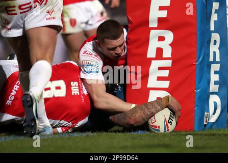 Paul Vaughan, de Warrington Wolves, marque l'essai gagnant de son côté lors du match de la Super League de Betfred au Sewell Group Craven Park, à Hull. Date de la photo: Vendredi 10 mars 2023. Banque D'Images