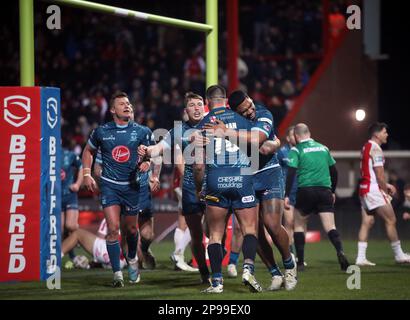 Paul Vaughan (au centre) de Warrington Wolves célèbre la victoire de son équipe lors du match de la Super League de Betfred au Sewell Group Craven Park, à Hull. Date de la photo: Vendredi 10 mars 2023. Banque D'Images