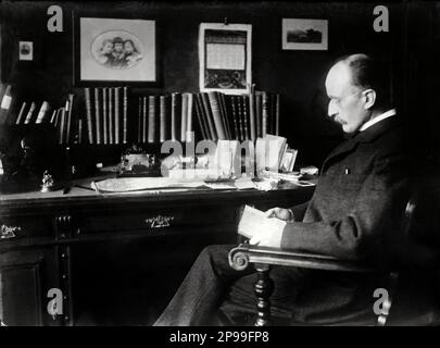 1918 CA , Berlin , Allemagne : le physicien allemand MAX PLANCK ( 1858 - 1947 ) considéré comme le fondateur de la théorie quantique, et donc l'un des plus importants physiciens du XXe siècle , lauréat du prix Nobel en 1918 . Ami du physicien Albert Einstein ( 1879 - 1955 ) - Foto storiche - foto storica - scienziato - scientifique - portrait - ritratto - physique - FISICA - FISICO - SCIENZA - SCIENCE - bachigi - moustache - PREMIO NOBEL PER LA FISICA - Atomica - Atomo - scienziato - génie - genio - profilo - profil - lentille - occhiali - lecteur - lettore - livres - libro - lib Banque D'Images