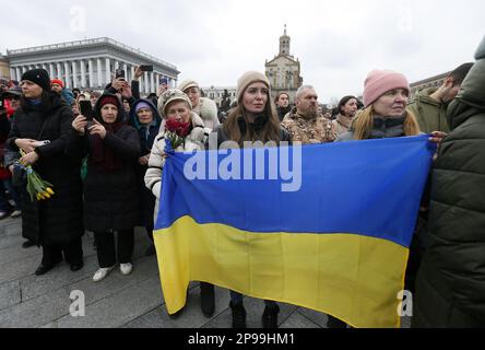 Kiev, Ukraine. 10th mars 2023. Les femmes portent le drapeau ukrainien lors d'un service commémoratif pour Dmytro Kotsiubalio, connu sous le nom de Da Vinci, héros de l'Ukraine, volontaire et militaire ukrainien, à Kiev. Il y a trois jours, Dmytro Kotsiubalio a été tué dans une bataille contre les troupes russes sur le front de la ligne de front, près de Bakhmut. (Photo de Pavlo Gonchar/SOPA Images/Sipa USA) crédit: SIPA USA/Alay Live News Banque D'Images