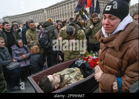 10 mars 2023, Kiev, Ukraine: (NOTE DE LA RÉDACTION: L'image dépeint la mort).les gens paient leur respect autour du cercueil avec le corps du soldat ukrainien Dmytro Kotsiubalio connu sous le nom de 'Da Vinci' lors de la cérémonie funéraire sur la place de l'indépendance, au centre de Kiev. Dmytro Kotsiubalio, 27 ans, commandant du bataillon 'Da Vinci Wolves' a été mortellement blessé dans les batailles près de Bakhmut. En 2021, le président ukrainien Volodymyr Zelensky a décerné le titre de héros de l'Ukraine au volontaire, le commandant d'une compagnie d'assaut, Dmytro Kotsiubalio. (Credit image: © Sergei Chuzavkov/SOPA Images via ZUMA Banque D'Images